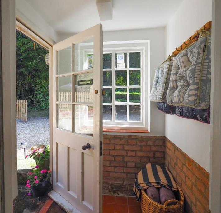 Landford'S Cottage, Your Retreat! ภายนอก รูปภาพ