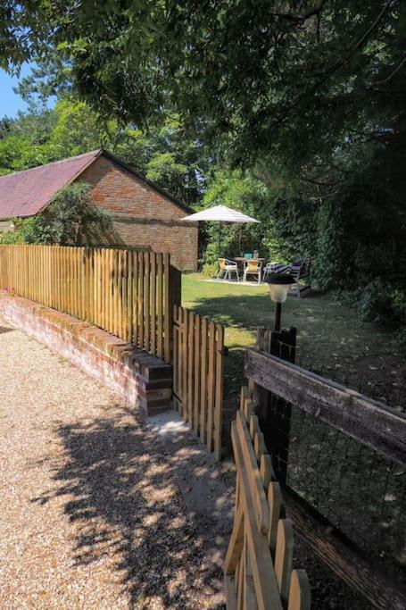 Landford'S Cottage, Your Retreat! ภายนอก รูปภาพ