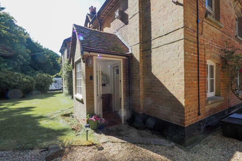 Landford'S Cottage, Your Retreat! ภายนอก รูปภาพ